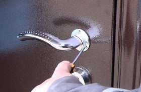 Замена дверной ручки металлической двери в Бор